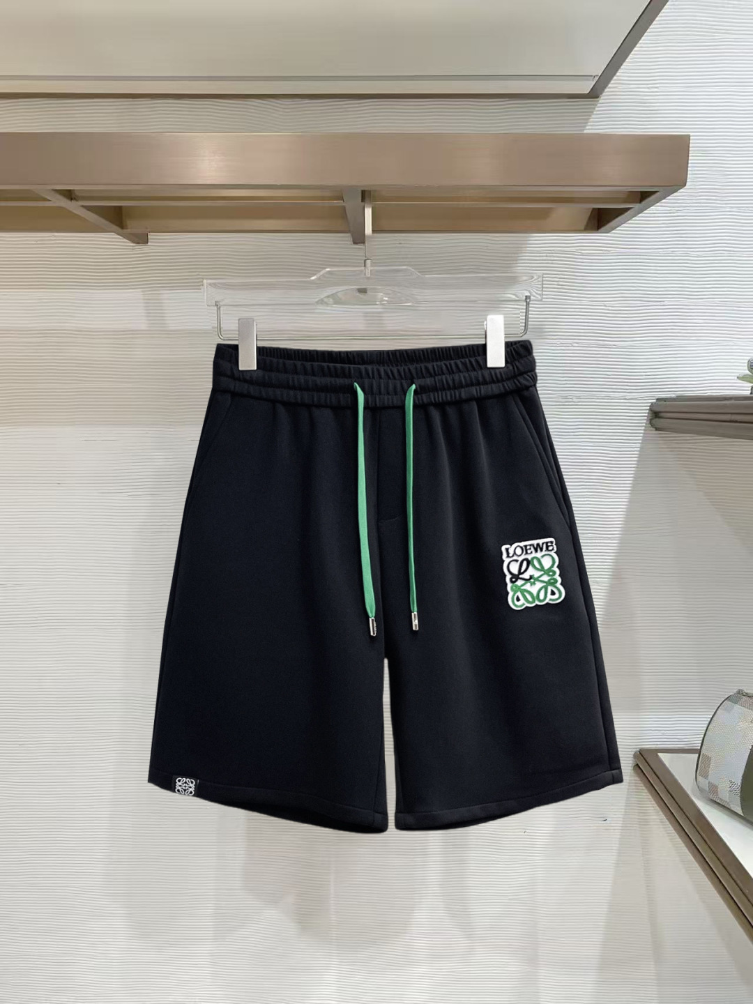 NO:777415,Loewe's three-standard complete 2026 new summer men's casual shorts, advanced custom-made breathable fabrics, extremely breathable, elastic and comfortable, impeccable details, top-grade accessories, original logo design concept, delicate and soft feel!  The upper body fit is awesome!  Sizes M-XXXL, please state your height and weight when ordering,,loewe,shorts,19860909罗意威三标齐全 2026夏季新款男士休闲短裤,高级定制面料透气面料 透气弹力舒适度极高,细节无可挑剔,顶级辅料配备,原版logo设计理念,手感细腻柔软！上身版型超赞！尺码M-XXXL下单报身高体重,,loewe,shorts,,Men's clothing