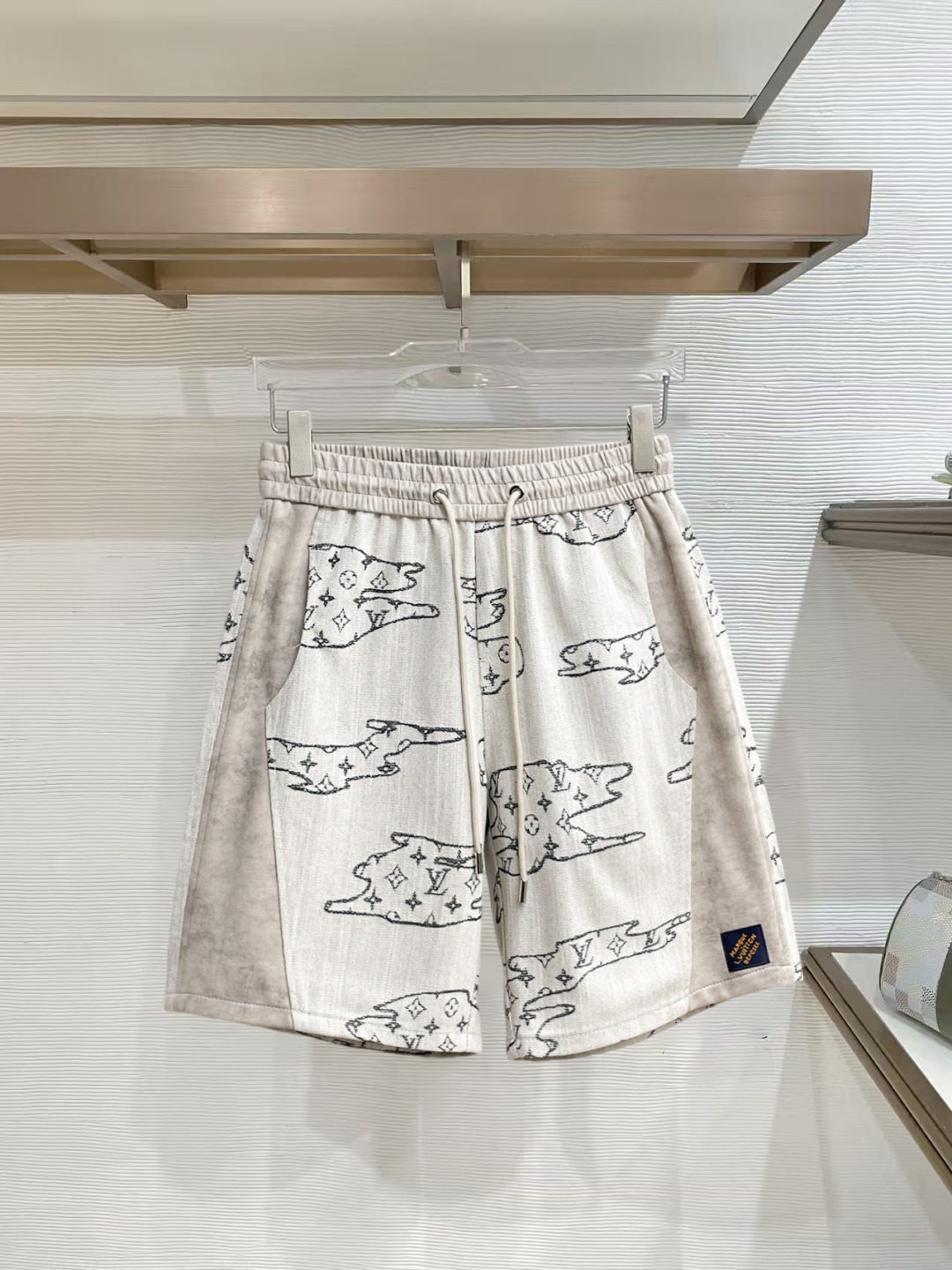 NO:777419,LV three-standard complete 2026 summer new men's casual shorts, advanced custom-made breathable fabrics, extremely breathable, elastic and comfortable, impeccable details, top-grade accessories, original logo design concept, delicate and soft feel!  The upper body fit is awesome!  Sizes M-XXXL, please state your height and weight when ordering,,louis vuitton,shorts,19860909LV 三标齐全 2026夏季新款男士休闲短裤,高级定制面料透气面料 透气弹力舒适度极高,细节无可挑剔,顶级辅料配备,原版logo设计理念,手感细腻柔软！上身版型超赞！尺码M-XXXL下单报身高体重,,louis vuitton,shorts,,Men's clothing