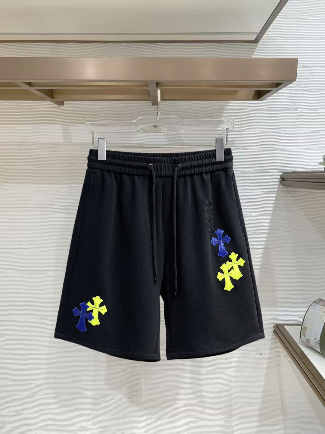 NO:777418,Croxin three-standard complete 2026 new summer men's casual shorts, advanced custom-made breathable fabrics, extremely breathable, elastic and comfortable, impeccable details, top-grade accessories, original logo design concept, delicate and soft feel!  The upper body fit is awesome!  Sizes M-XXXL, please state your height and weight when ordering,,chrome hearts,shorts,19860909克罗心 三标齐全 2026夏季新款男士休闲短裤,高级定制面料透气面料 透气弹力舒适度极高,细节无可挑剔,顶级辅料配备,原版logo设计理念,手感细腻柔软！上身版型超赞！尺码M-XXXL下单报身高体重,,chrome hearts,shorts,,Men's clothing
