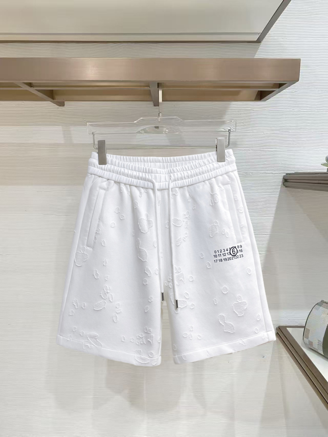 NO:777421,Margiela's three-standard complete 2026 summer new men's casual shorts, advanced custom-made breathable fabrics, extremely breathable, elastic and comfortable, impeccable details, top-grade accessories, original logo design concept, delicate and soft feel!  The upper body fit is awesome!  Sizes M-XXXL, please state your height and weight when ordering, masion margiela, shorts,19860909马吉拉三标齐全 2026夏季新款男士休闲短裤,高级定制面料透气面料 透气弹力舒适度极高,细节无可挑剔,顶级辅料配备,原版logo设计理念,手感细腻柔软！上身版型超赞！尺码M-XXXL下单报身高体重,,masion margiela,shorts,,Men's clothing