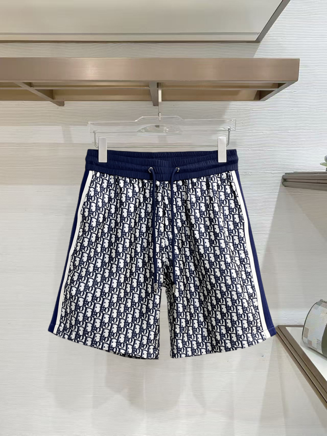 NO:777425,Dior's three-standard complete 2026 summer new men's casual shorts, advanced custom-made breathable fabrics, extremely breathable, elastic and comfortable, impeccable details, top-grade accessories, original logo design concept, delicate and soft feel!  The upper body fit is awesome!  For sizes M-XXXL, please state your height and weight when ordering, dior, shorts,19860909迪奥三标齐全 2026夏季新款男士休闲短裤,高级定制面料透气面料 透气弹力舒适度极高,细节无可挑剔,顶级辅料配备,原版logo设计理念,手感细腻柔软！上身版型超赞！尺码M-XXXL下单报身高体重,,dior,shorts,,Men's clothing