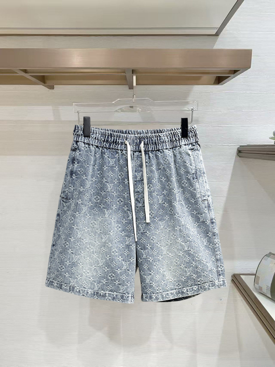 NO:777427,LV three-standard complete 2026 summer new men's casual shorts, advanced custom-made breathable fabrics, extremely breathable, elastic and comfortable, impeccable details, top-grade accessories, original logo design concept, delicate and soft feel!  The upper body fit is awesome!  Sizes M-XXXL, please state your height and weight when ordering,,louis vuitton,shorts,19860909LV 三标齐全 2026夏季新款男士休闲短裤,高级定制面料透气面料 透气弹力舒适度极高,细节无可挑剔,顶级辅料配备,原版logo设计理念,手感细腻柔软！上身版型超赞！尺码M-XXXL下单报身高体重,,louis vuitton,shorts,,Men's clothing