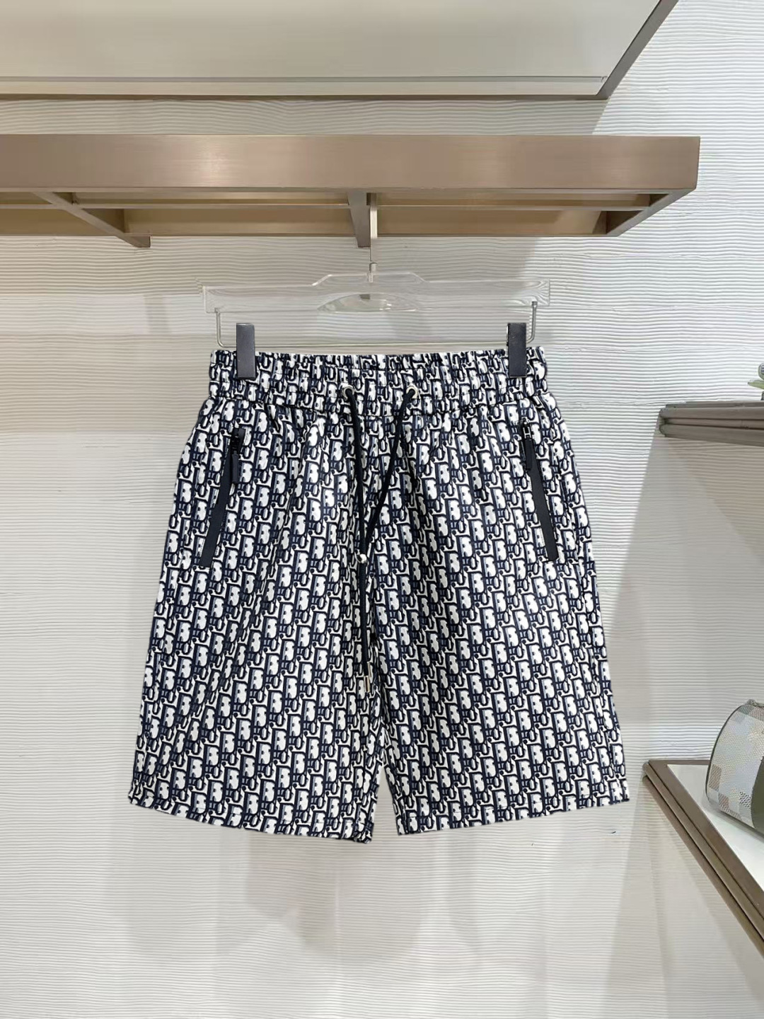NO:777429,Dior's 2026 new summer men's casual shorts with three complete standards, advanced custom-made breathable fabrics, extremely breathable, elastic and comfortable, impeccable details, top-grade accessories, original logo design concept, delicate and soft feel!  The upper body fit is awesome!  For sizes M-XXXL, please state your height and weight when ordering, dior, shorts,19860909迪奥 三标齐全 2026夏季新款男士休闲短裤,高级定制面料透气面料 透气弹力舒适度极高,细节无可挑剔,顶级辅料配备,原版logo设计理念,手感细腻柔软！上身版型超赞！尺码M-XXXL下单报身高体重,,dior,shorts,,Men's clothing