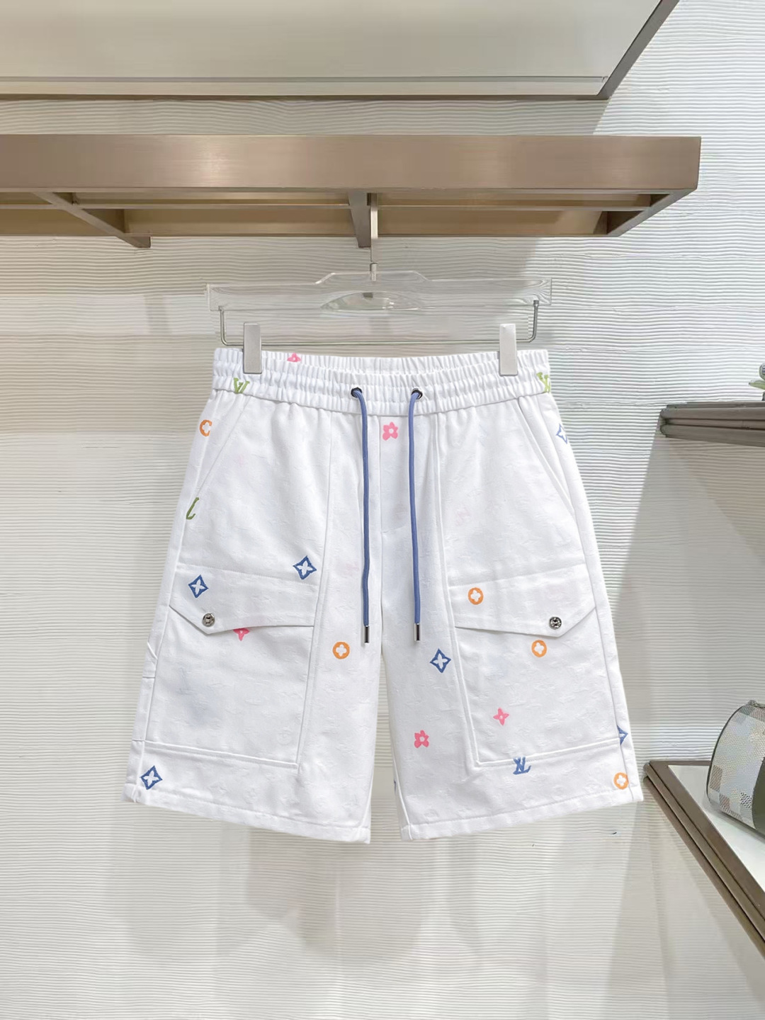 NO:777432,LV three-standard complete 2026 new summer men's casual shorts, advanced custom-made breathable fabrics, extremely breathable, elastic and comfortable, impeccable details, top-grade accessories, original logo design concept, delicate and soft feel!  The upper body fit is awesome!  Sizes M-XXXL, please state your height and weight when ordering,,louis vuitton,shorts,19860909LV三标齐全 2026夏季新款男士休闲短裤,高级定制面料透气面料 透气弹力舒适度极高,细节无可挑剔,顶级辅料配备,原版logo设计理念,手感细腻柔软！上身版型超赞！尺码M-XXXL下单报身高体重,,louis vuitton,shorts,,Men's clothing