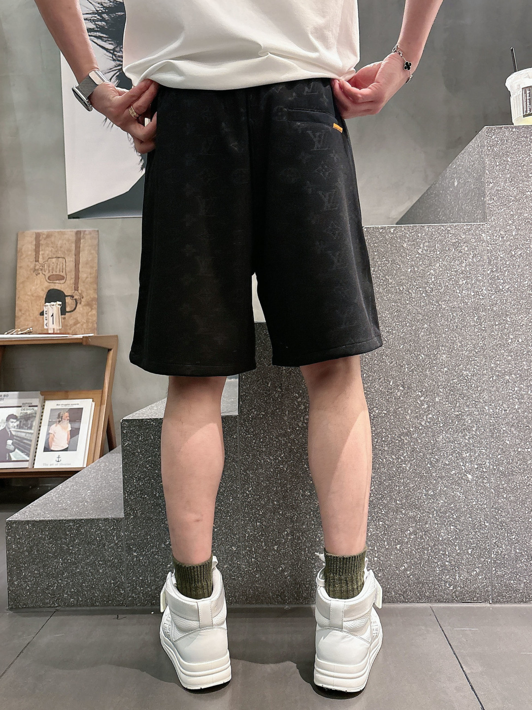 LV   三标齐全 2026夏季新款男士休闲短裤，高级定制面料透气面料 透气弹力舒适度极高，细节无可挑剔