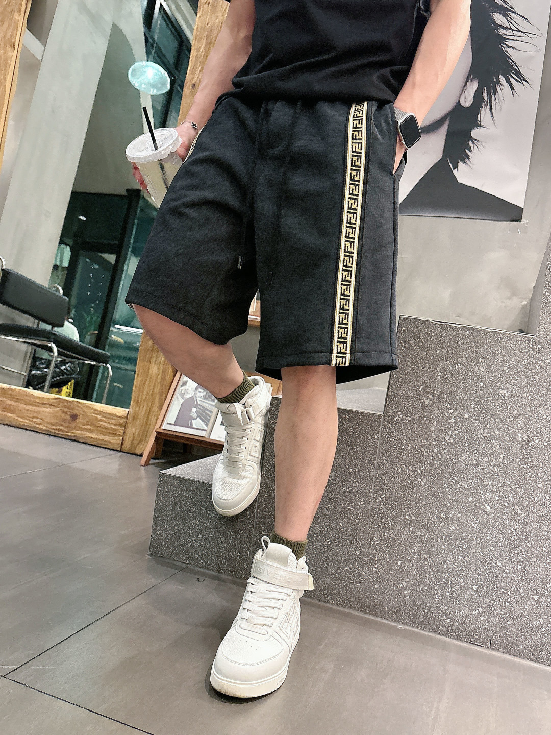 NO:844130,Fendi's three-standard complete 2026 summer new men's casual shorts, advanced custom-made breathable fabrics, extremely breathable, elastic and comfortable, impeccable details, top-grade accessories, original logo design concept, delicate and soft feel!  The upper body fit is awesome!  For sizes M-XXXL, please state your height and weight when placing an order, fendi, shorts,19860909芬迪三标齐全 2026夏季新款男士休闲短裤,高级定制面料透气面料 透气弹力舒适度极高,细节无可挑剔,顶级辅料配备,原版logo设计理念,手感细腻柔软！上身版型超赞！尺码M-XXXL下单报身高体重,,fendi,shorts,,Men's clothing