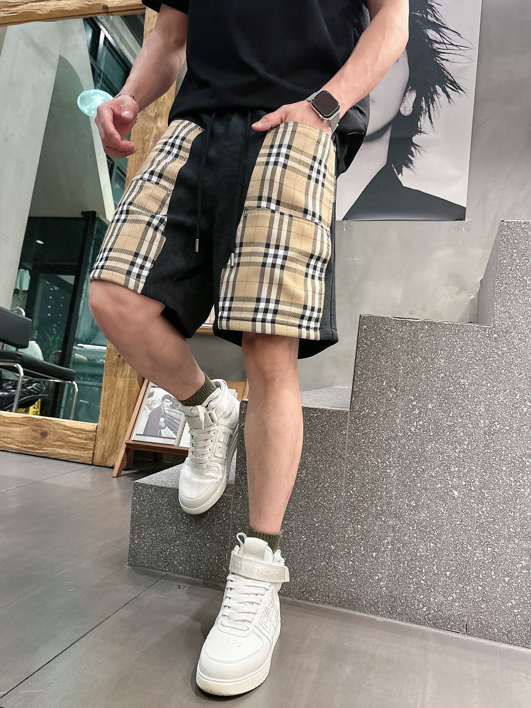 NO:844135,Burberry's 2026 new summer men's casual shorts with three complete standards, advanced custom-made breathable fabrics, extremely breathable, elastic and comfortable, impeccable details, top-grade accessories, original logo design concept, delicate and soft feel!  The upper body fit is awesome!  Sizes M-XXXL, please state your height and weight when ordering, burberry, shorts,19860909巴宝莉三标齐全 2026夏季新款男士休闲短裤,高级定制面料透气面料 透气弹力舒适度极高,细节无可挑剔,顶级辅料配备,原版logo设计理念,手感细腻柔软！上身版型超赞！尺码M-XXXL下单报身高体重,,burberry,shorts,,Men's clothing