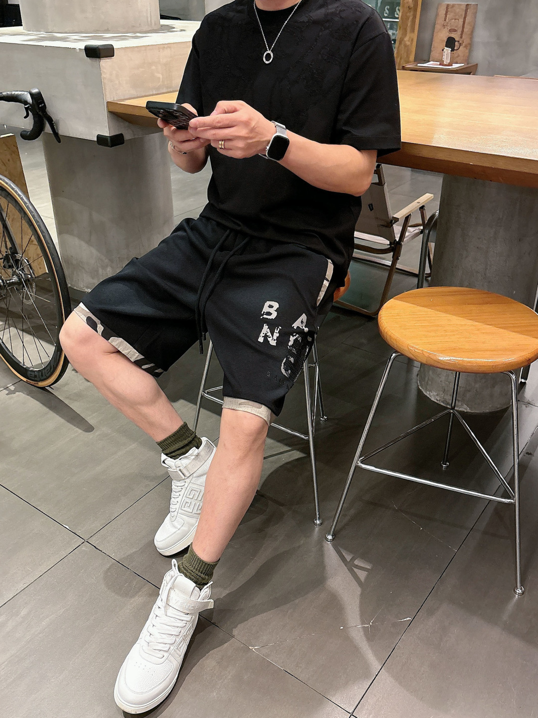 巴黎世家  三标齐全    2026夏季新款男士休闲短裤，高级定制面料透气面料 透气弹力舒适度极高，细节