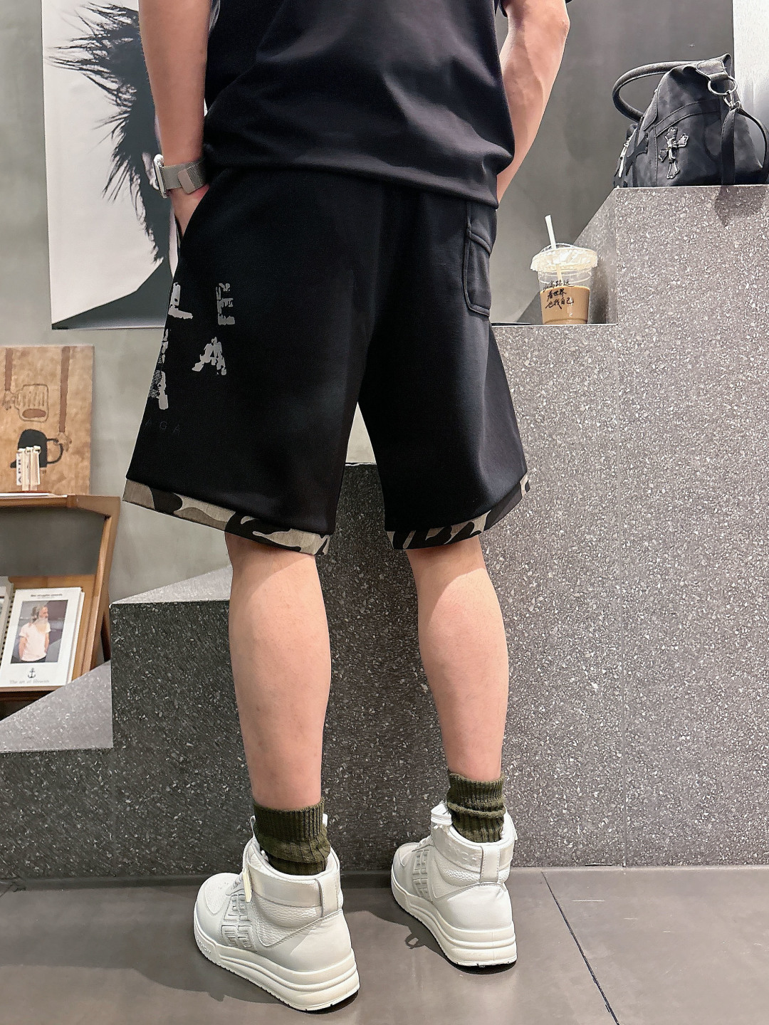 巴黎世家  三标齐全    2026夏季新款男士休闲短裤，高级定制面料透气面料 透气弹力舒适度极高，细节