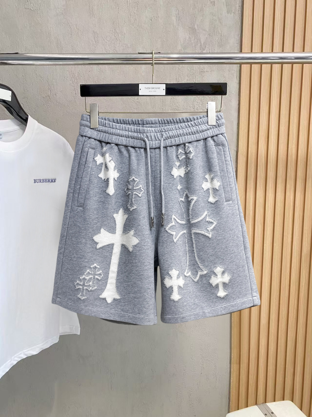 NO:846693,Croxin three-standard complete 2026 new summer men's casual shorts, advanced custom-made breathable fabrics, extremely breathable, elastic and comfortable, impeccable details, top-grade accessories, original logo design concept, delicate and soft feel!  The upper body fit is awesome!  Sizes M-XXXL, please state your height and weight when ordering,,chrome hearts,shorts,19860909克罗心三标齐全 2026夏季新款男士休闲短裤,高级定制面料透气面料 透气弹力舒适度极高,细节无可挑剔,顶级辅料配备,原版logo设计理念,手感细腻柔软！上身版型超赞！尺码M-XXXL下单报身高体重,,chrome hearts,shorts,,Men's clothing