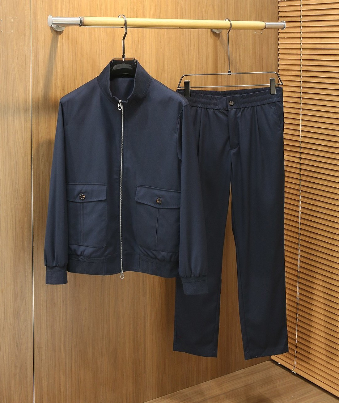 /套 Loro Piana羊毛套装 不单卖！春夏系列针脚细密，色调与缝线呼应，既强化品牌身份，又以低调的