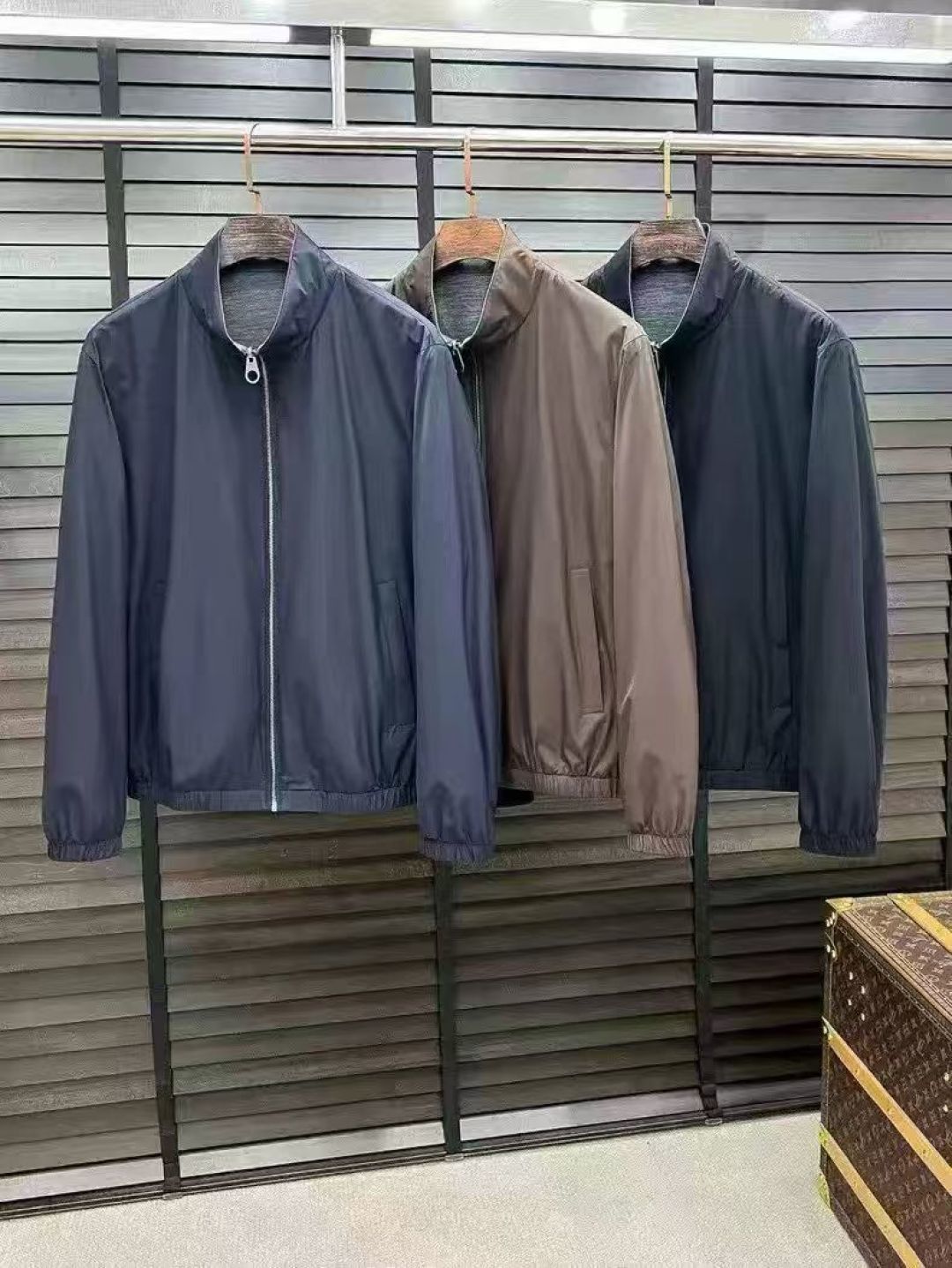 杰尼亚ZEGNA 2020S新款两面穿立领羊毛夹克外套。70%晴伦30%羊毛 柜子在售款。采用原版定制羊