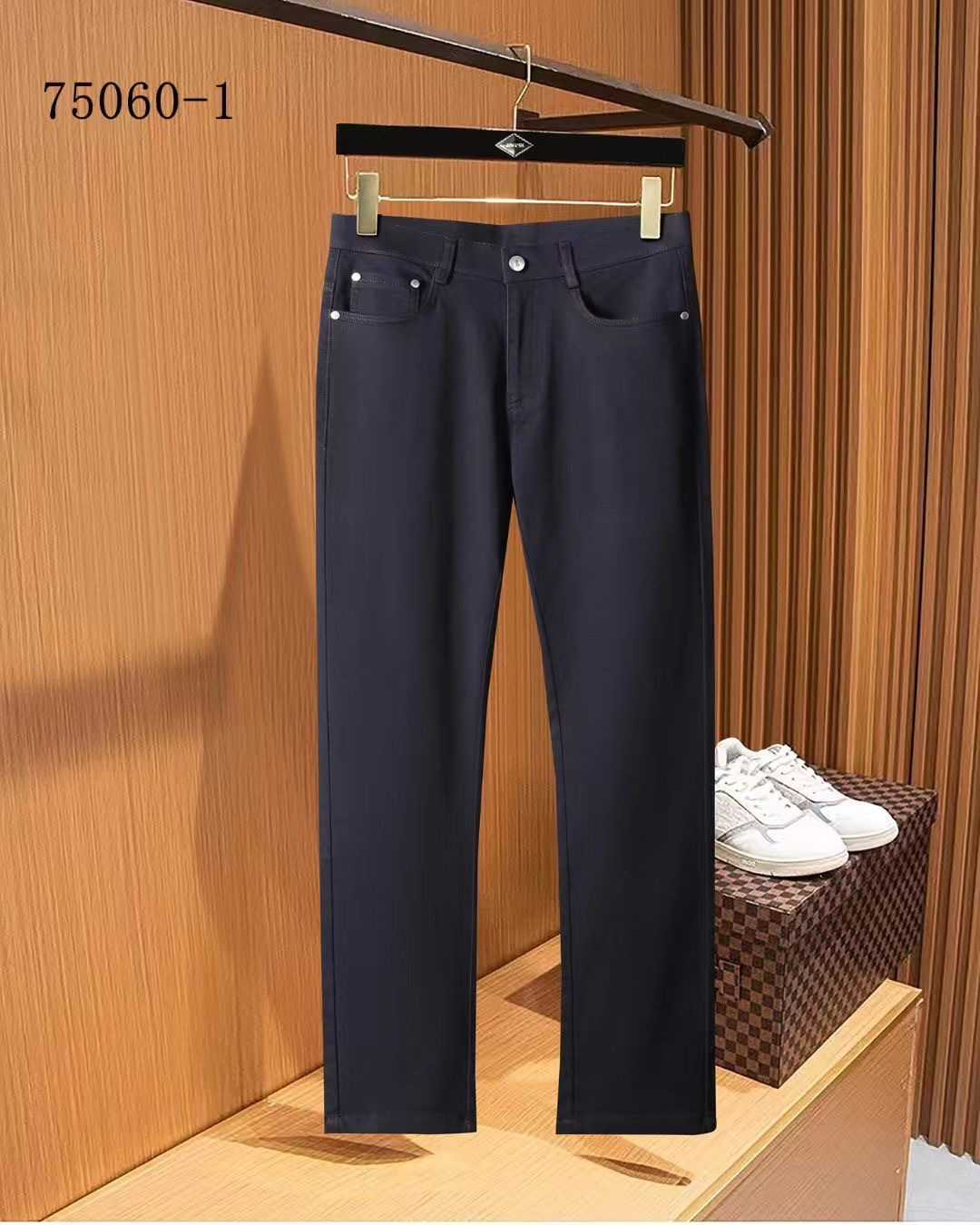 NO:527533,Paul Ss's autumn counter new products are on the market simultaneously. The original customized high-quality fashionable casual pants are super versatile. Exclusively customized - imported high-end cotton fabric, delicate and soft, close and comfortable, and super stylish on the upper body! The latest hardware and accessories of the original custom counter. Super beautiful style, long legs on the upper body, impeccable inner and lined, you can attend any occasion. L35 once again emphasizes that the fabric is very, very classy! Number of codes 29-38, alexander wang19860909保罗 ss秋季专柜新品同步上市.原单订制高品质时尚休闲裤.超级百搭款.独家定制-进口高端绵面料,手感细腻柔软,贴身舒适,上身超有型！原版定制专柜最新五金辅料.超靓版型、上身显腿修长,內里,走线都无可挑剔,任何场合都可出席,L35 再次强调面料非常非常显档次！码数29-38,,alexander wang,Men's clothing