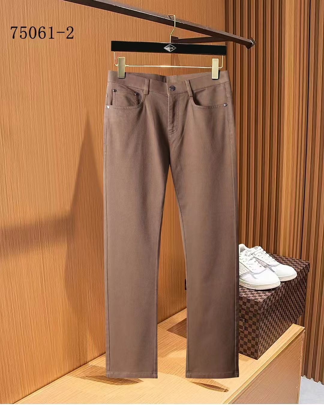 NO:527535,New products of the Jenya ss autumn counter are on the market simultaneously. The original customized high-quality fashionable casual pants are super versatile. Exclusively customized - imported high-end cotton fabric, delicate and soft, close and comfortable, and super stylish on the upper body! The latest hardware and accessories of the original custom counter. Super beautiful style, long legs on the upper body, impeccable inner and lined, you can attend any occasion. L35 once again emphasizes that the fabric is very, very classy! 29-38, zegna,alexander wang19860909杰尼亚 ss秋季专柜新品同步上市.原单订制高品质时尚休闲裤.超级百搭款.独家定制-进口高端绵面料,手感细腻柔软,贴身舒适,上身超有型！原版定制专柜最新五金辅料.超靓版型、上身显腿修长,內里,走线都无可挑剔,任何场合都可出席,L35 再次强调面料非常非常显档次！码数29-38,,zegna,alexander wang,Men's clothing