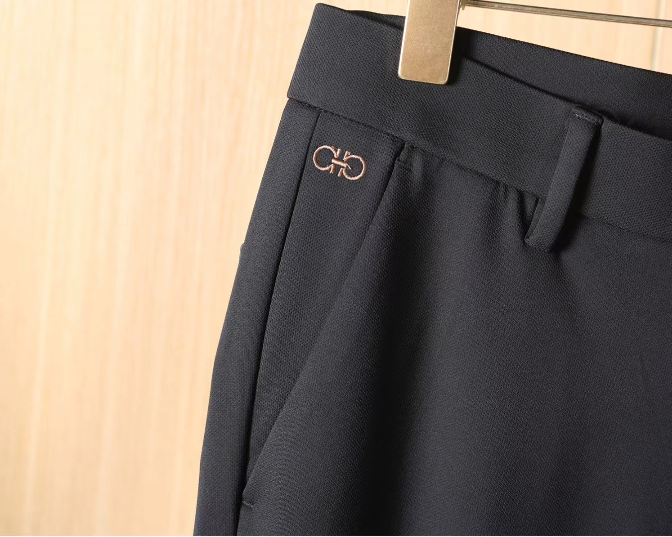 菲拉格慕 2025ss秋季专柜新品同步上市。原单订制高品质时尚休闲裤。超级百搭款。独家定制-进口高端绵面