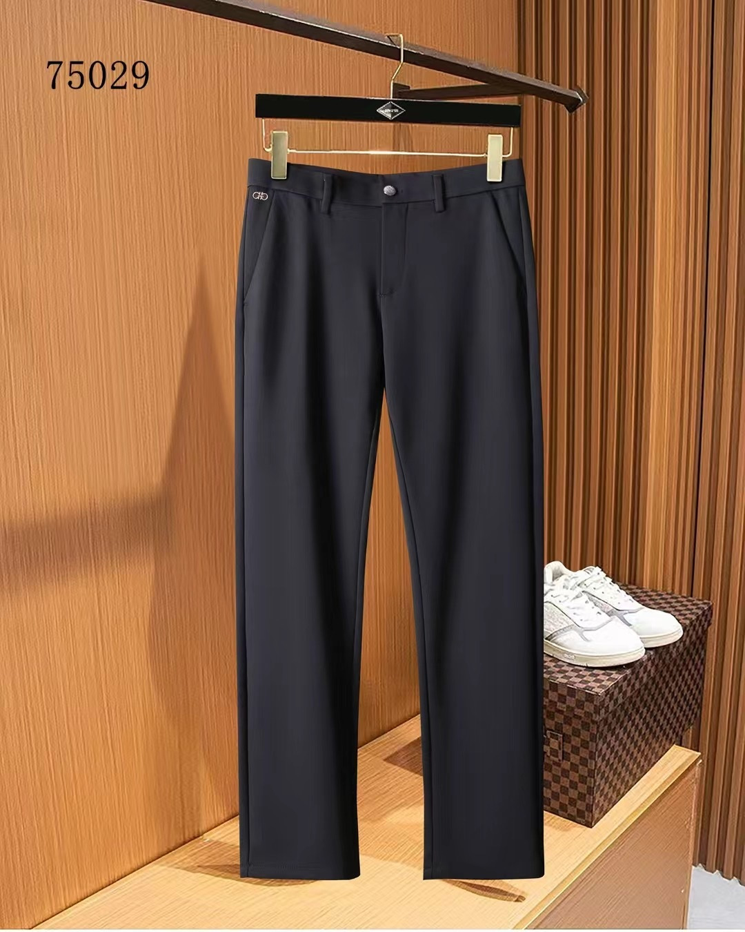 NO:527545,Ferragamo ss autumn counter new products are on the market simultaneously. The original customized high-quality fashionable casual pants are super versatile. Exclusively customized - imported high-end cotton fabric, delicate and soft, close and comfortable, and super stylish on the upper body! The latest hardware and accessories of the original custom counter. Super beautiful style, long legs on the upper body, impeccable inner and lined, you can attend any occasion. L35 once again emphasizes that the fabric is very, very classy! Number of codes 29-38, ferragamo, alexander wang19860909菲拉格慕 ss秋季专柜新品同步上市.原单订制高品质时尚休闲裤.超级百搭款.独家定制-进口高端绵面料,手感细腻柔软,贴身舒适,上身超有型！原版定制专柜最新五金辅料.超靓版型、上身显腿修长,內里,走线都无可挑剔,任何场合都可出席,L35 再次强调面料非常非常显档次！码数29-38,,ferragamo,alexander wang,Men's clothing
