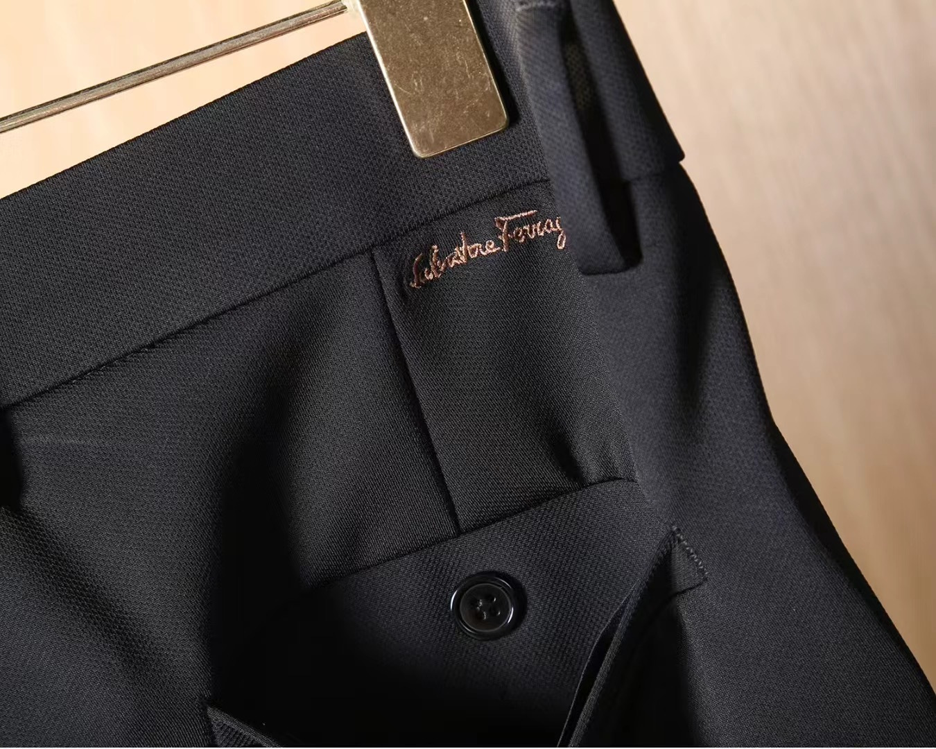 菲拉格慕 2025ss秋季专柜新品同步上市。原单订制高品质时尚休闲裤。超级百搭款。独家定制-进口高端绵面