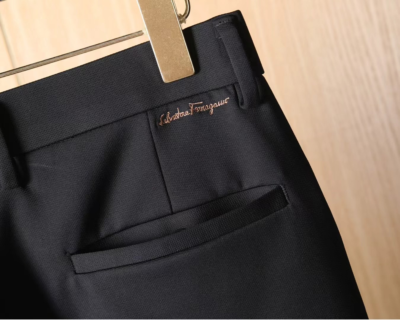 菲拉格慕 2025ss秋季专柜新品同步上市。原单订制高品质时尚休闲裤。超级百搭款。独家定制-进口高端绵面