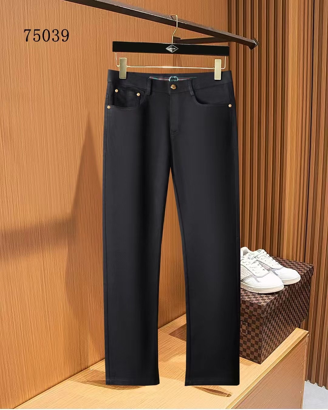 NO:527548,The new products of Guqi ss autumn counter are on the market simultaneously. The original customized high-quality fashionable casual pants are super versatile. Exclusively customized - imported high-end cotton fabric, delicate and soft, close and comfortable, and the upper body is super stylish! The latest hardware and accessories of the original custom counter. Super beautiful style, long legs on the upper body, impeccable inner and lined, you can attend any occasion. L35 once again emphasizes that the fabric is very, very classy! Number of codes 29-38, alexander wang19860909古奇 ss秋季专柜新品同步上市.原单订制高品质时尚休闲裤.超级百搭款.独家定制-进口高端绵面料,手感细腻柔软,贴身舒适,上身超有型！原版定制专柜最新五金辅料.超靓版型、上身显腿修长,內里,走线都无可挑剔,任何场合都可出席,L35 再次强调面料非常非常显档次！码数29-38,,alexander wang,Men's clothing