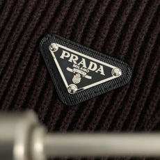PRAD*宽松版型M-XXXL2025秋冬潮牌针织开衫外套,以经典黑色为主调,巧妙融入金属三角标元素,2 PRAD*宽松版型M-XXXL2025秋冬潮牌针织开衫外套,以经典黑色为主调,巧妙融入金属三角标元素,2
