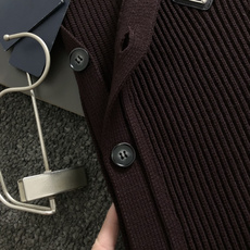PRAD*宽松版型M-XXXL2025秋冬潮牌针织开衫外套,以经典黑色为主调,巧妙融入金属三角标元素,2 PRAD*宽松版型M-XXXL2025秋冬潮牌针织开衫外套,以经典黑色为主调,巧妙融入金属三角标元素,2