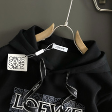 LOWE*合身版型M-XXXl2025秋冬潮牌连帽卫衣,以经典排列印花为主调,巧妙融入棋盘格印花元素,打 LOWE*合身版型M-XXXl2025秋冬潮牌连帽卫衣,以经典排列印花为主调,巧妙融入棋盘格印花元素,打