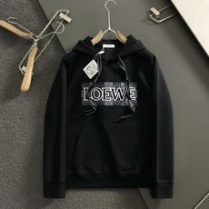 LOWE*合身版型M-XXXl2025秋冬潮牌连帽卫衣,以经典排列印花为主调,巧妙融入棋盘格印花元素,打 LOWE*合身版型M-XXXl2025秋冬潮牌连帽卫衣,以经典排列印花为主调,巧妙融入棋盘格印花元素,打