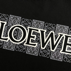 LOWE*合身版型M-XXXl2025秋冬潮牌连帽卫衣,以经典排列印花为主调,巧妙融入棋盘格印花元素,打 LOWE*合身版型M-XXXl2025秋冬潮牌连帽卫衣,以经典排列印花为主调,巧妙融入棋盘格印花元素,打