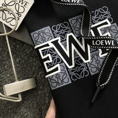 LOWE*合身版型M-XXXl2025秋冬潮牌连帽卫衣,以经典排列印花为主调,巧妙融入棋盘格印花元素,打 LOWE*合身版型M-XXXl2025秋冬潮牌连帽卫衣,以经典排列印花为主调,巧妙融入棋盘格印花元素,打