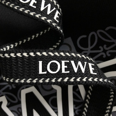 LOWE*合身版型M-XXXl2025秋冬潮牌连帽卫衣,以经典排列印花为主调,巧妙融入棋盘格印花元素,打 LOWE*合身版型M-XXXl2025秋冬潮牌连帽卫衣,以经典排列印花为主调,巧妙融入棋盘格印花元素,打