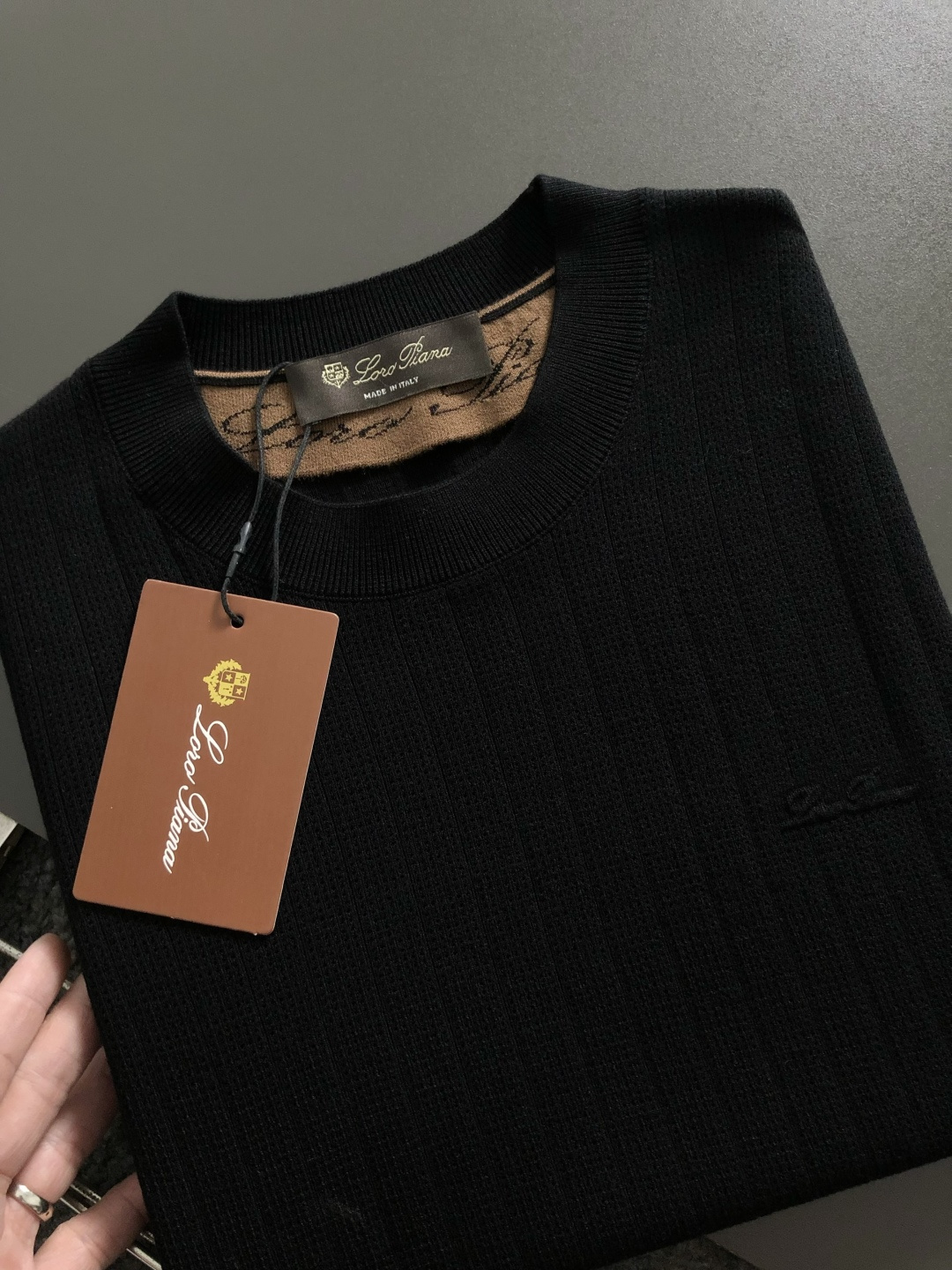 lP🆕*修身版型M-XXXL2025秋冬黑色条纹压花字母圆领羊毛短袖，精致工艺专柜面料，顶级元素融合打造