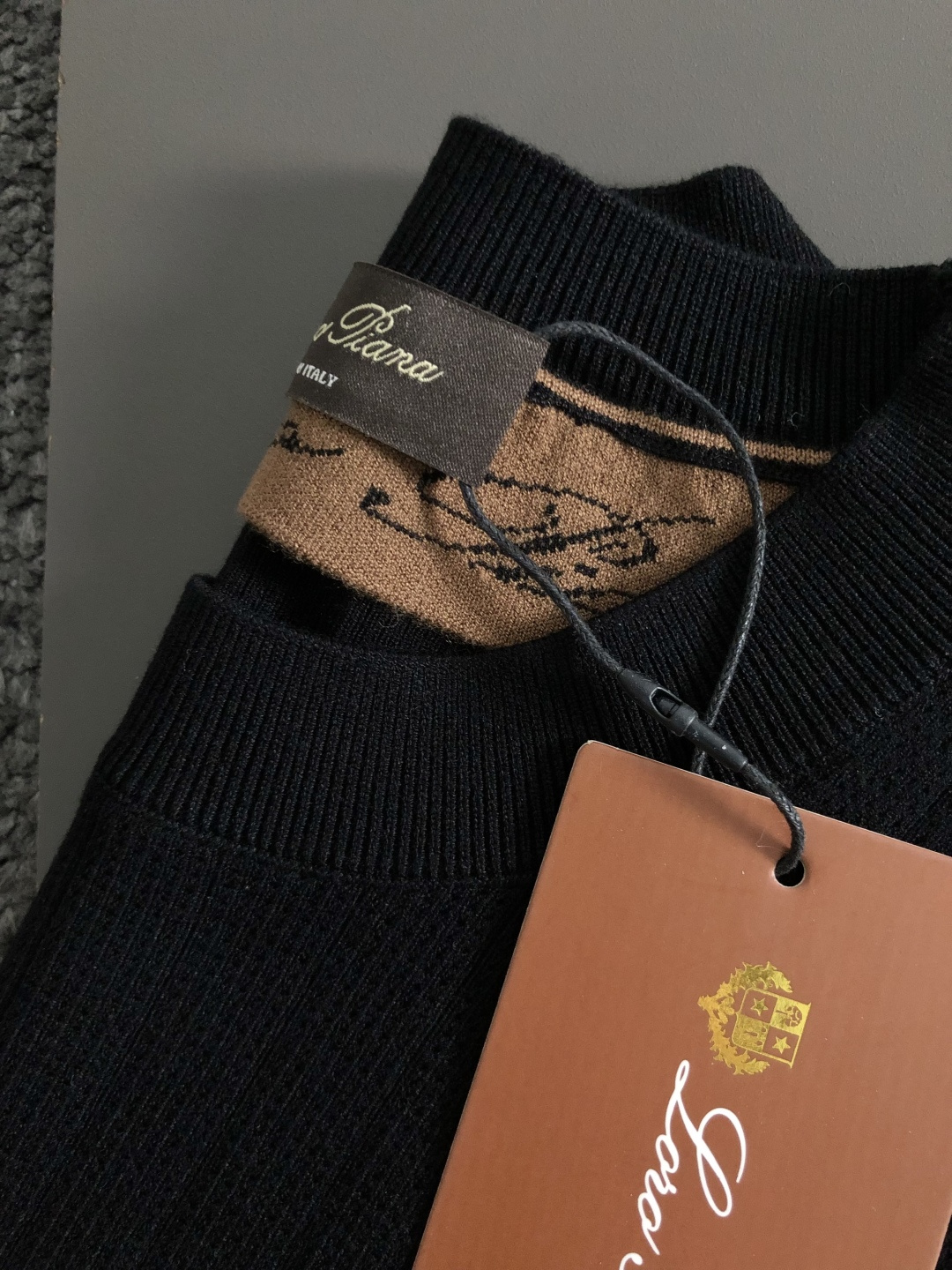 lP🆕*修身版型M-XXXL2025秋冬黑色条纹压花字母圆领羊毛短袖，精致工艺专柜面料，顶级元素融合打造