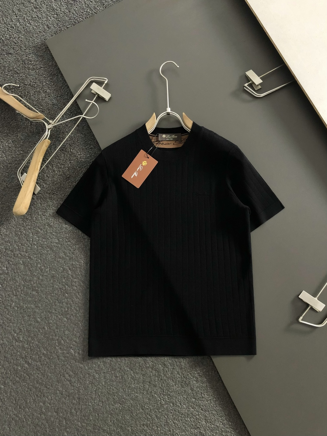 lP🆕*修身版型M-XXXL2025秋冬黑色条纹压花字母圆领羊毛短袖，精致工艺专柜面料，顶级元素融合打造