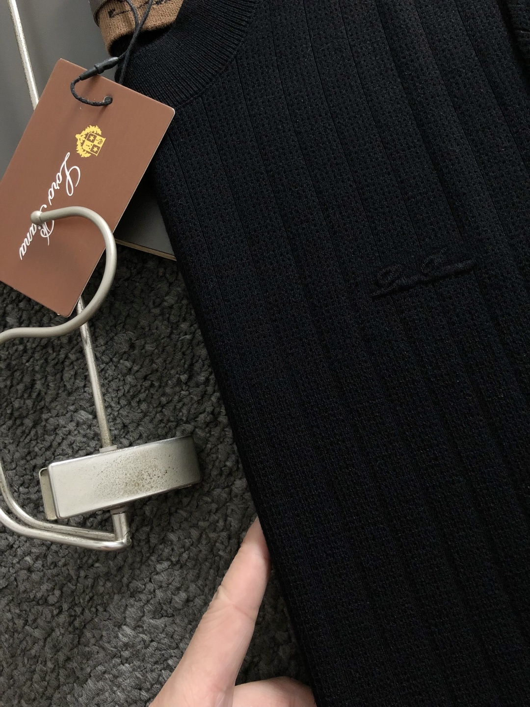 lP🆕*修身版型M-XXXL2025秋冬黑色条纹压花字母圆领羊毛短袖，精致工艺专柜面料，顶级元素融合打造