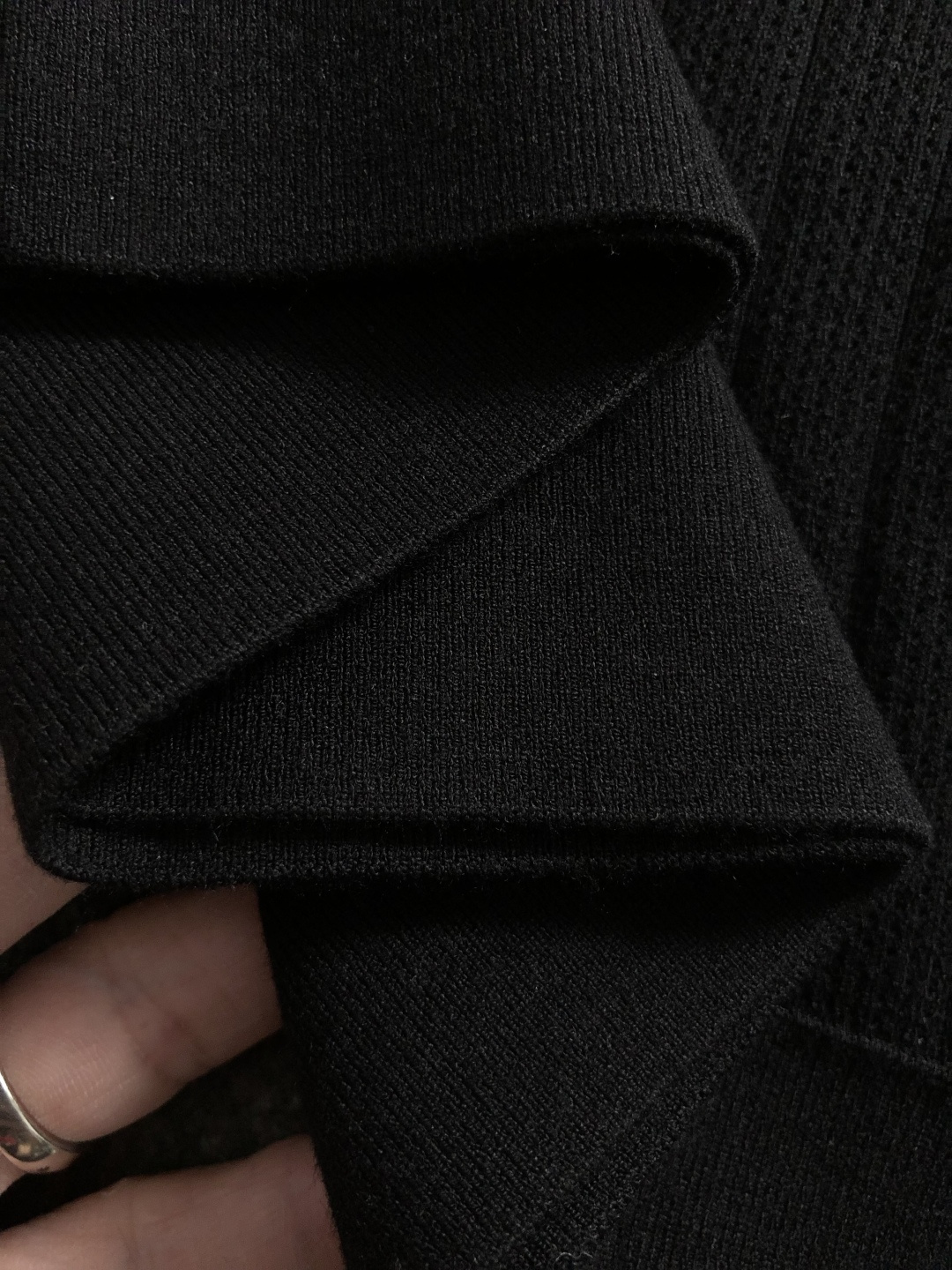 lP🆕*修身版型M-XXXL2025秋冬黑色条纹压花字母圆领羊毛短袖，精致工艺专柜面料，顶级元素融合打造