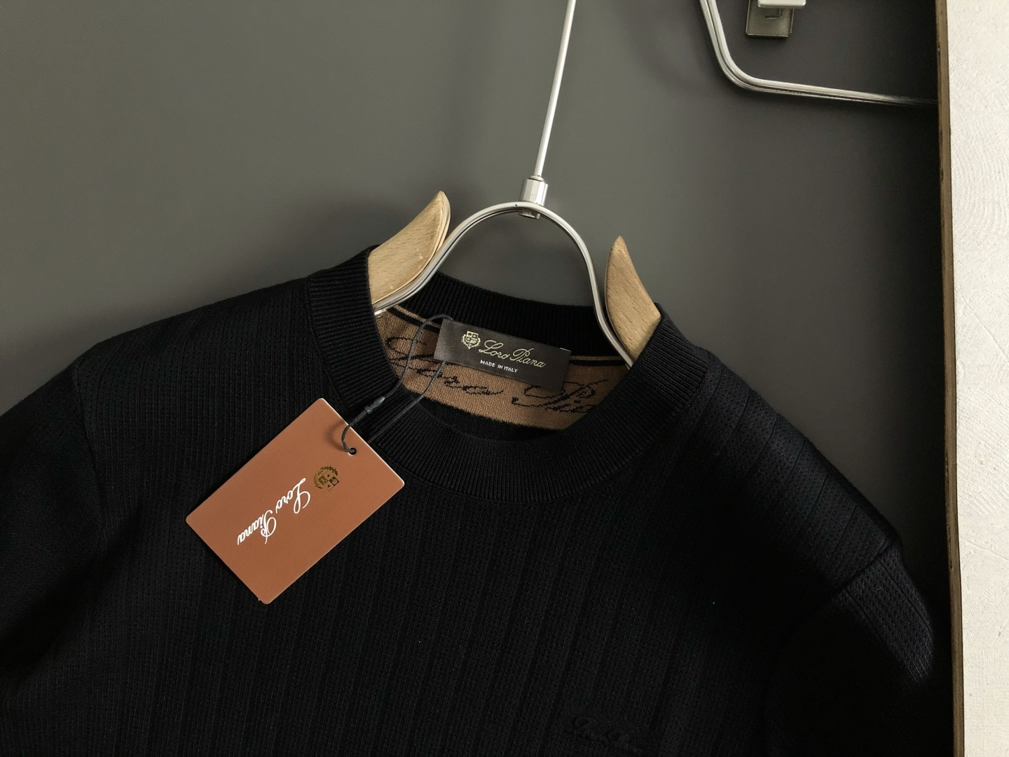 lP🆕*修身版型M-XXXL2025秋冬黑色条纹压花字母圆领羊毛短袖，精致工艺专柜面料，顶级元素融合打造