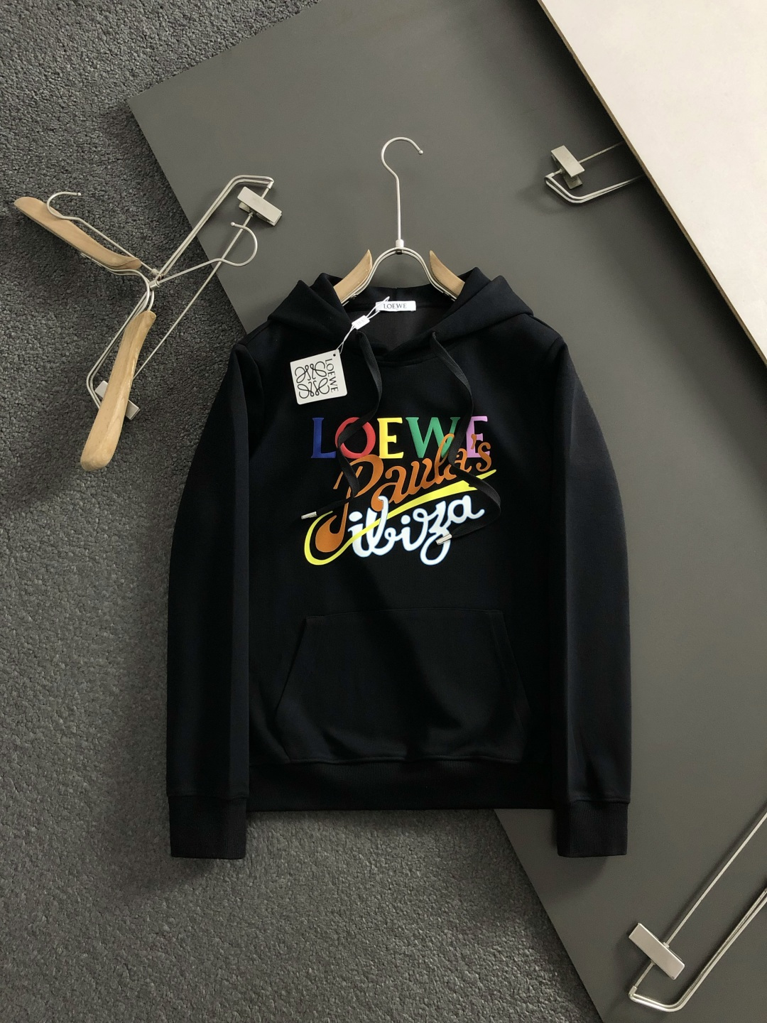 NO:532111,Low* fitting style M-XXXl 2025 autumn and winter trendy brand hooded sweatshirts are mainly designed with classic color arrangement and printing. The clever printing elements break the monotony of traditional sweatshirts and show personality and unruly. The three-dimensional tailoring fits the body, the design is neat and stylish, and the legs are easily lengthened, creating a casual and free and casual casual style. The high-quality fabric is crisp and wear-resistant, and has breathability and comfort, suitable for daily street or light outdoor scenes. Detailed webbing embellishments add fashionable texture. Whether it is a casual look with T-shirts and jeans or a mix-and-match style, it can be easily controlled. It is an indispensable fashion item in the transition season of autumn and winter. On sale on spot, M-XXXL, hoodie, sweatshirts, jeans, tees, t-shirts, hats, alexander wang19860909Low*合身版型M-XXXl 2025秋冬潮牌连帽卫衣,以经典彩色排列印花为主调,巧妙印花元素,打破传统卫衣的单调感,彰显个性与不羁.立体剪裁贴合身形,设计利落有型,轻松拉长腿部线条,打造随性洒脱的休闲风格.优质面料挺括耐磨,兼具透气性与舒适感,适合日常出街或轻户外场景.细节织带点缀,增添时尚质感,无论是搭配T恤牛仔裤的休闲look,还是叠的混搭风,都能轻松驾驭,是秋冬过渡季不可或缺的时尚单品. 现货发售发售M-XXXL,,hoodie,sweatshirts,jeans,tees，t-shirt,hats,alexander wang,Men's clothing