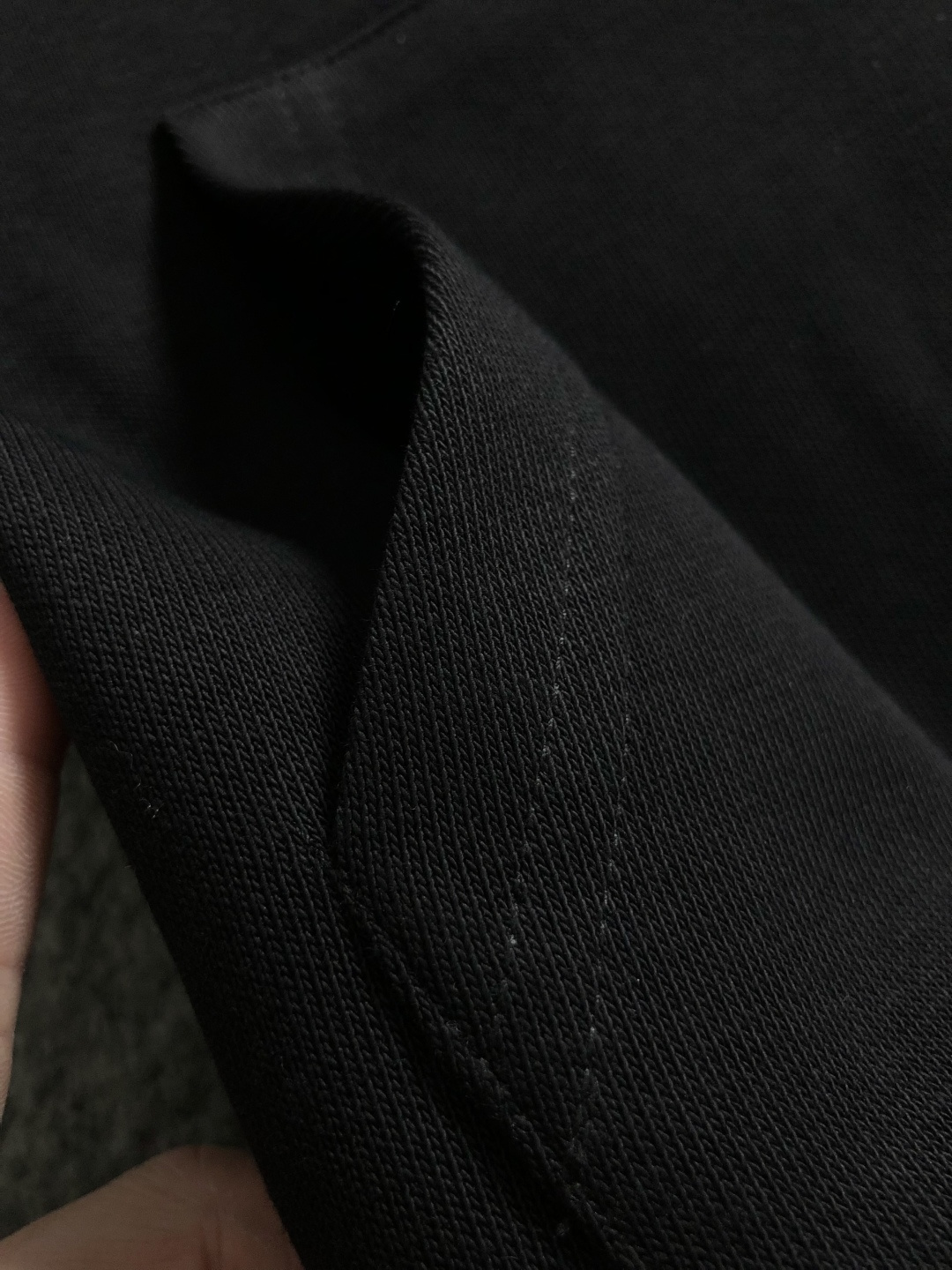 Low*合身版型M-XXXl2025秋冬潮牌连帽卫衣，以经典彩色排列印花为主调，巧妙印花元素，打破传统卫