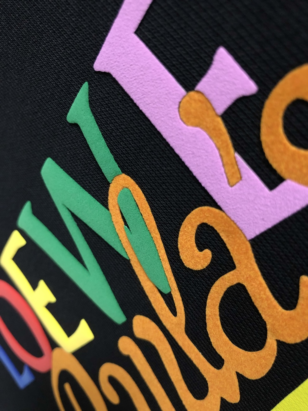 Low*合身版型M-XXXl2025秋冬潮牌连帽卫衣，以经典彩色排列印花为主调，巧妙印花元素，打破传统卫