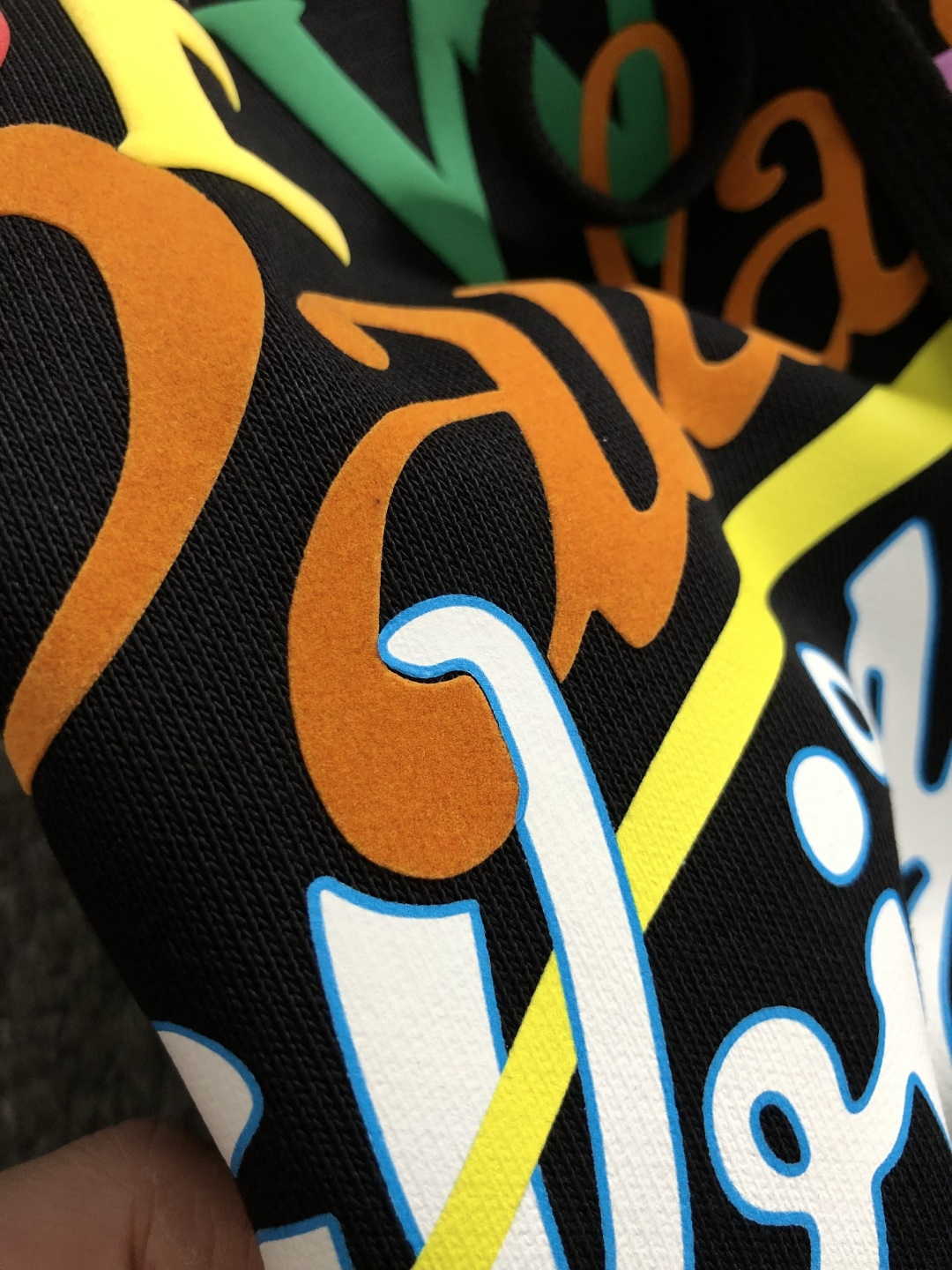 Low*合身版型M-XXXl2025秋冬潮牌连帽卫衣，以经典彩色排列印花为主调，巧妙印花元素，打破传统卫