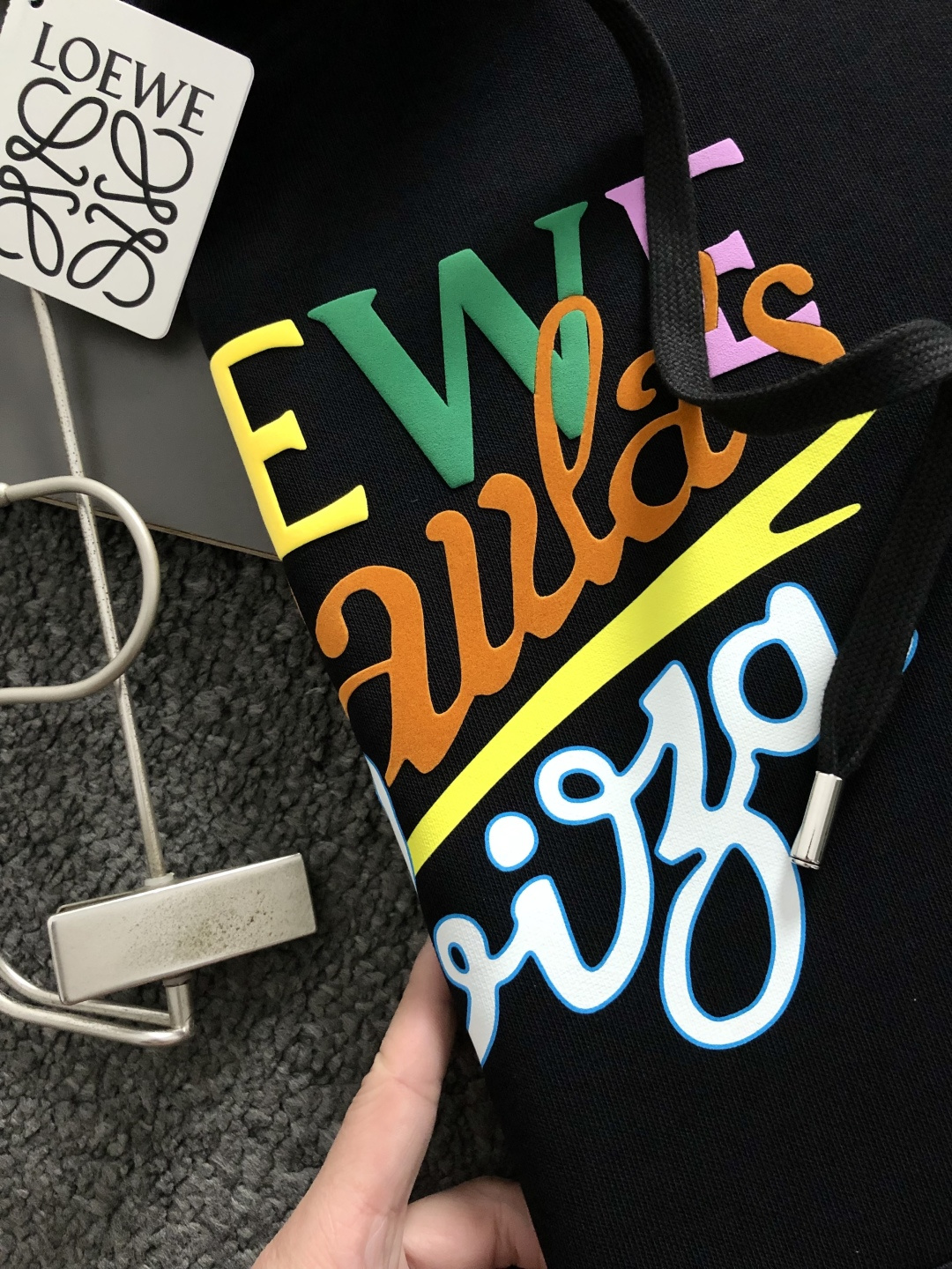 Low*合身版型M-XXXl2025秋冬潮牌连帽卫衣，以经典彩色排列印花为主调，巧妙印花元素，打破传统卫