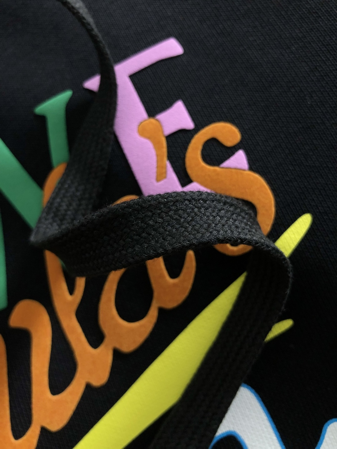 Low*合身版型M-XXXl2025秋冬潮牌连帽卫衣，以经典彩色排列印花为主调，巧妙印花元素，打破传统卫