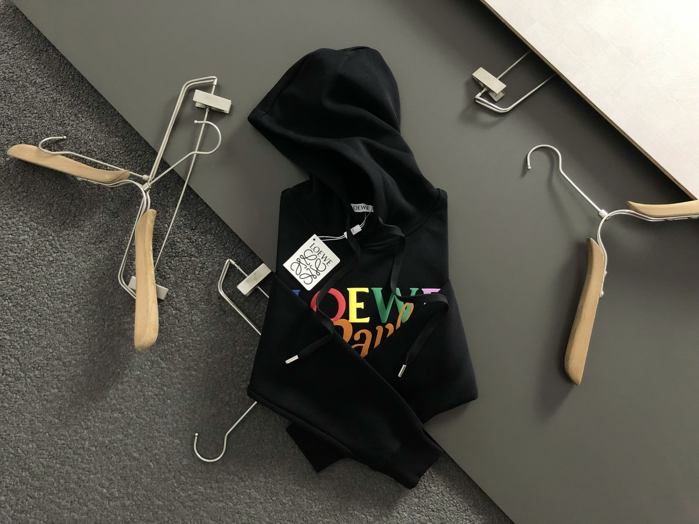 Low*合身版型M-XXXl2025秋冬潮牌连帽卫衣，以经典彩色排列印花为主调，巧妙印花元素，打破传统卫