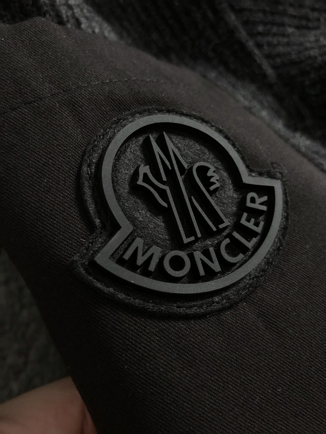 BBR*合身版型M-XXXl2025秋冬潮牌黑灰拼接连帽外套，以经典黑色口袋皮牌logo为主调，巧妙融入