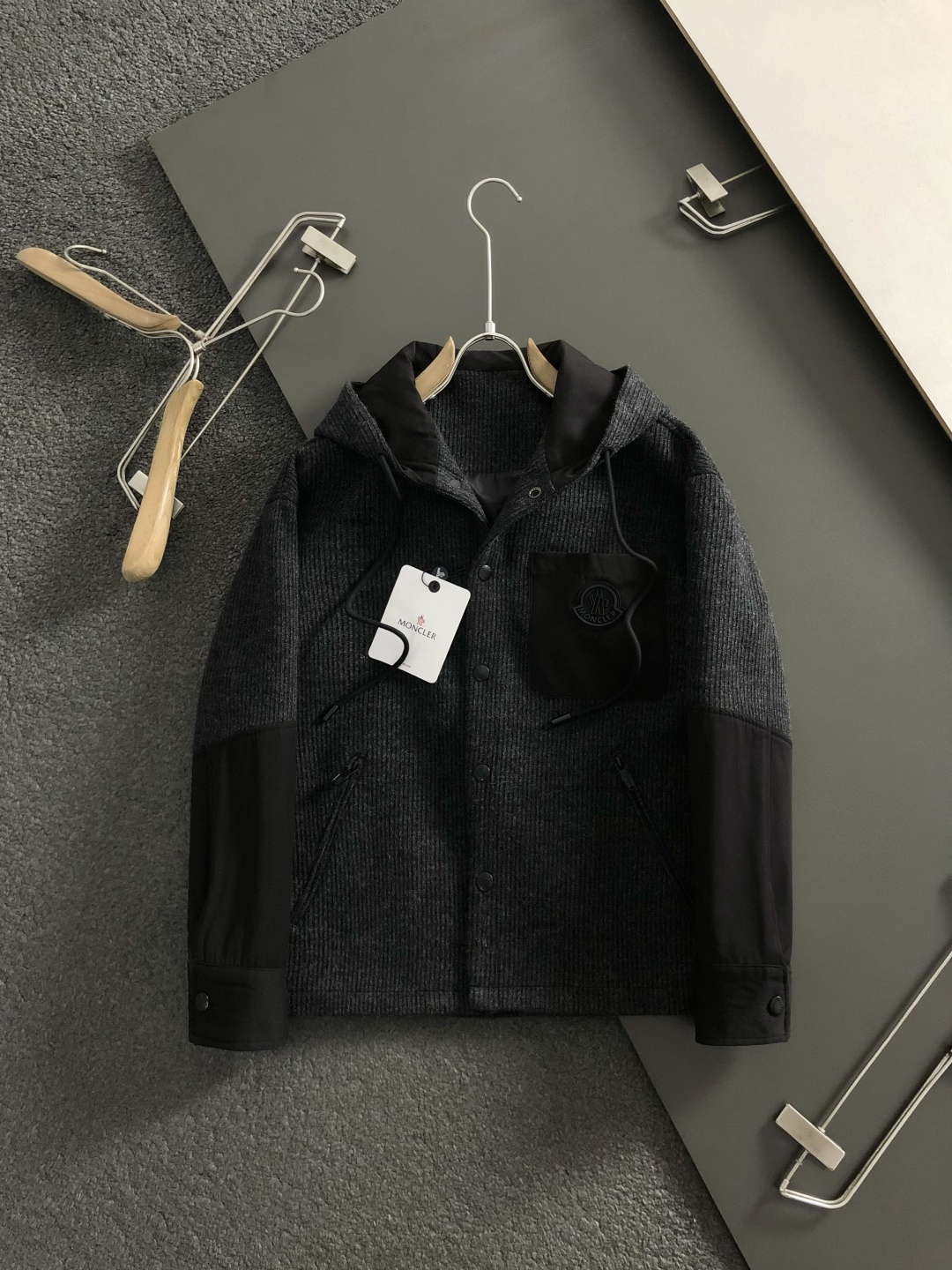 BBR*合身版型M-XXXl2025秋冬潮牌黑灰拼接连帽外套，以经典黑色口袋皮牌logo为主调，巧妙融入