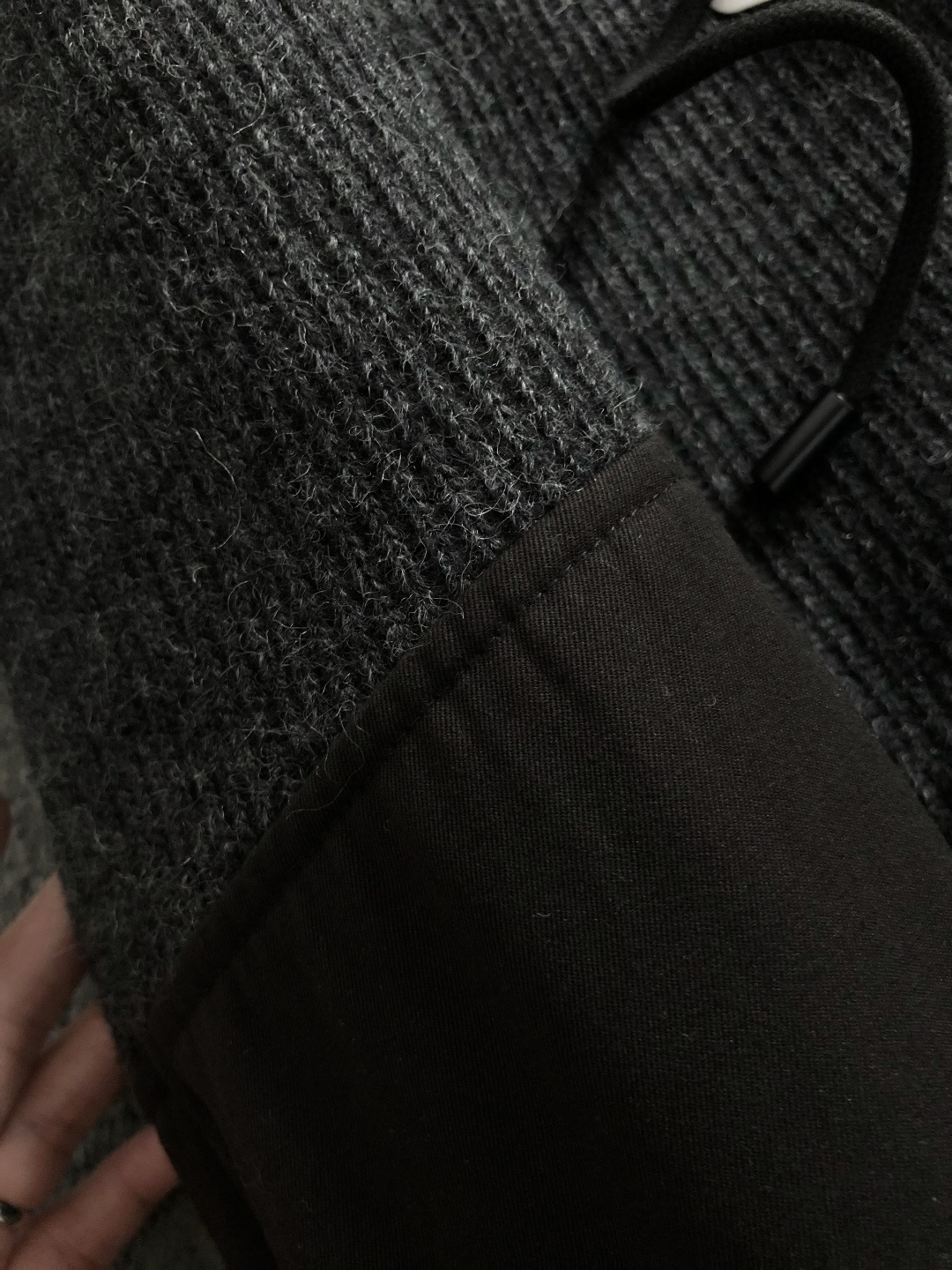 BBR*合身版型M-XXXl2025秋冬潮牌黑灰拼接连帽外套，以经典黑色口袋皮牌logo为主调，巧妙融入