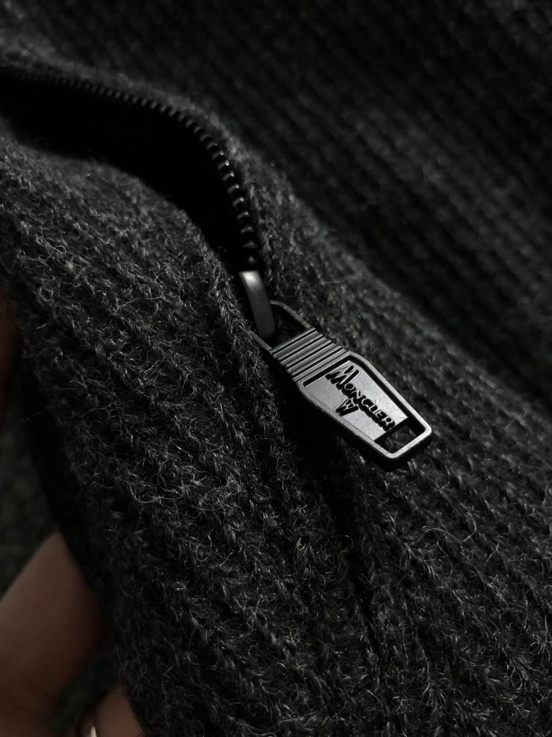 BBR*合身版型M-XXXl2025秋冬潮牌黑灰拼接连帽外套，以经典黑色口袋皮牌logo为主调，巧妙融入