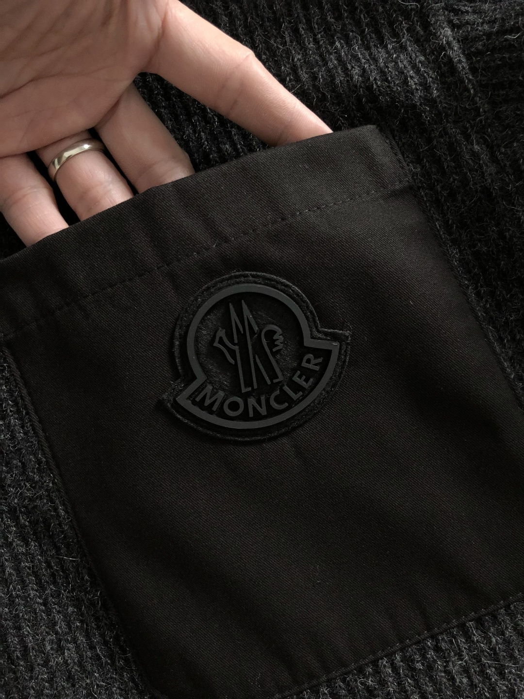 BBR*合身版型M-XXXl2025秋冬潮牌黑灰拼接连帽外套，以经典黑色口袋皮牌logo为主调，巧妙融入