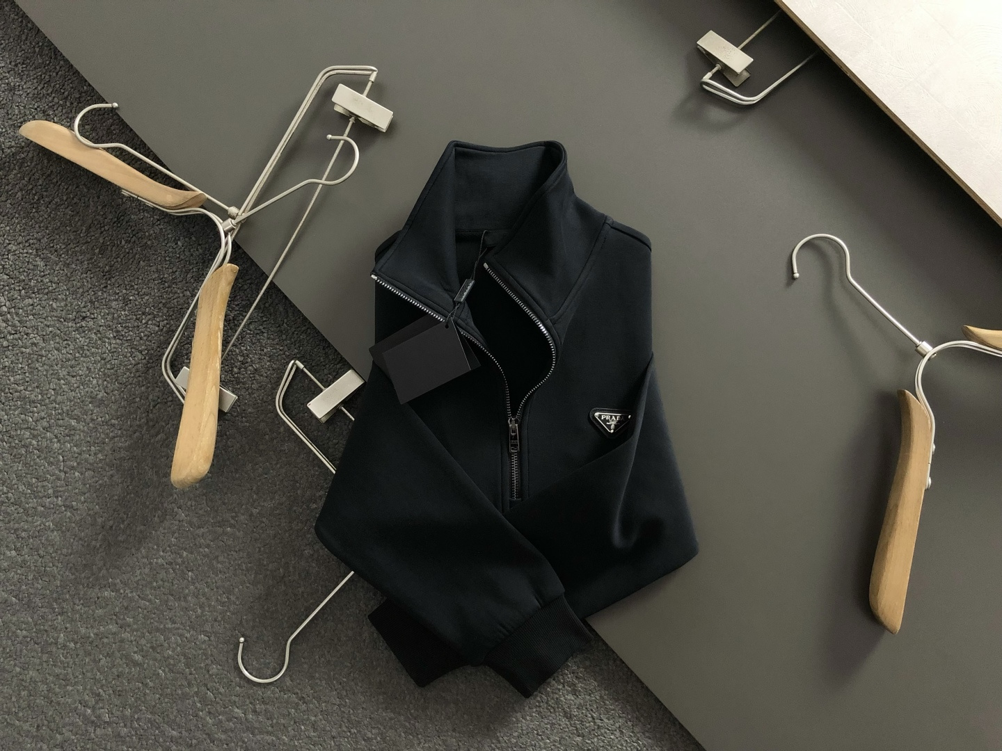 NO:532121,PRAD* loose fit S-Xl 25 autumn and winter simple metal triangle logo fusion trendy brand lining velvet stand collar sweatshirt, exquisite craftsmanship counter fabric, top-level elements fusion creation, complete 3 standards, trendy men's fashion, whether it is the comfort of the upper body or it is incomparable 170-140(s)-155(M) 178-170(L)180-180(XL),,prada,hoodie,sweatshirts,alexander wang19860909PRAD*宽松版型S-Xl 25秋冬简约款金属三角标融合潮牌内里拉绒立领卫衣,精致工艺专柜面料,顶级元素融合打造,3标齐全,潮男时尚,无论是上身舒适度还是都是无可比拟的存在 170-140(s)-155(M) 178-170(L)180-180(XL),,prada,hoodie,sweatshirts,alexander wang,Men's clothing