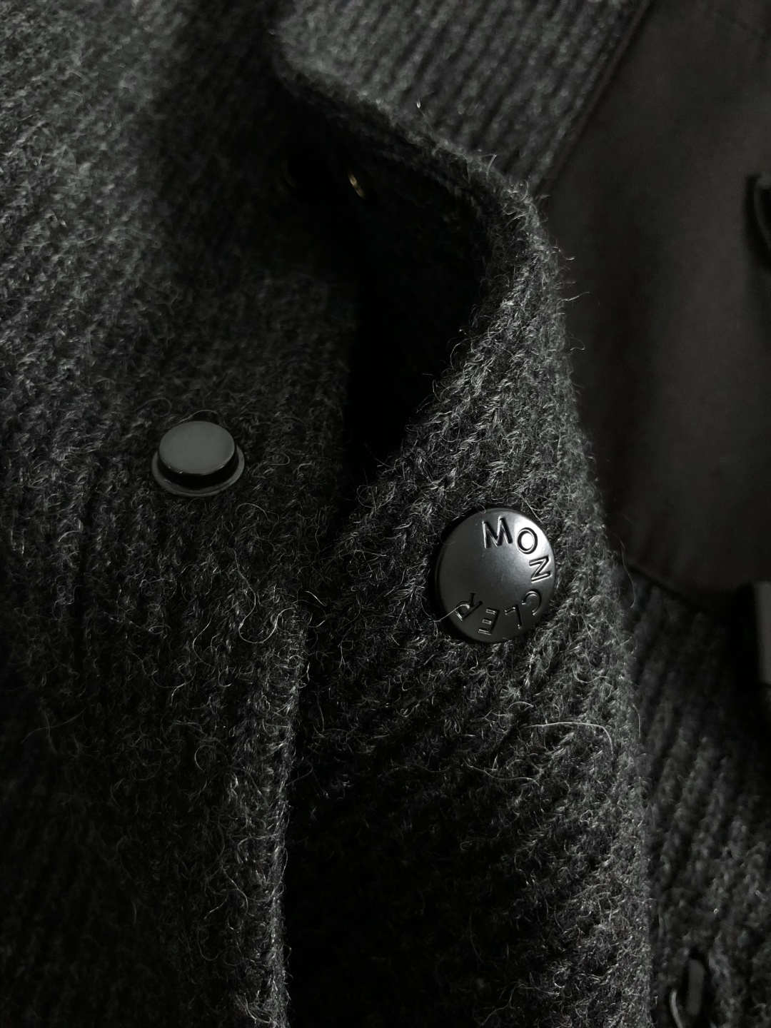 BBR*合身版型M-XXXl2025秋冬潮牌黑灰拼接连帽外套，以经典黑色口袋皮牌logo为主调，巧妙融入